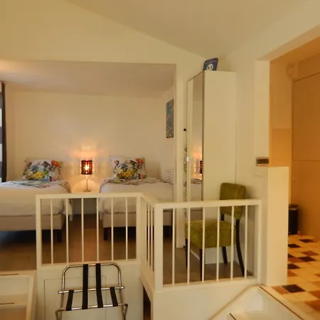 New West - Free Parking Oda ve Kahvaltı 4*