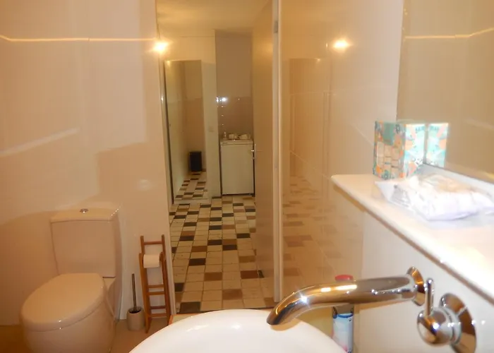 New West - Free Parking Bed & Breakfast