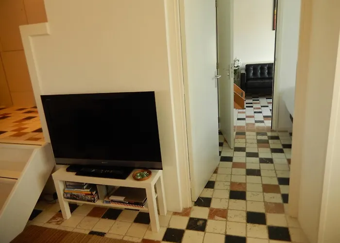 New West - Free Parking 4*