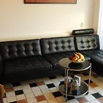 New West - Free Parking Bed & Breakfast 4*