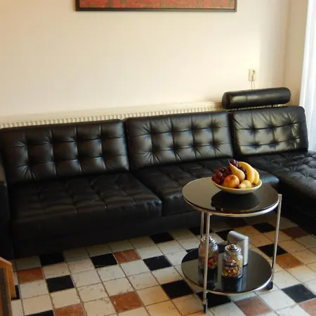 New West - Free Parking Bed and Breakfast 4*